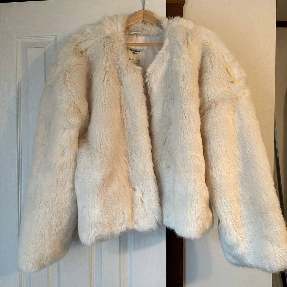 Abercrombie & Fitch Off-white faux fur cropped jacket XL